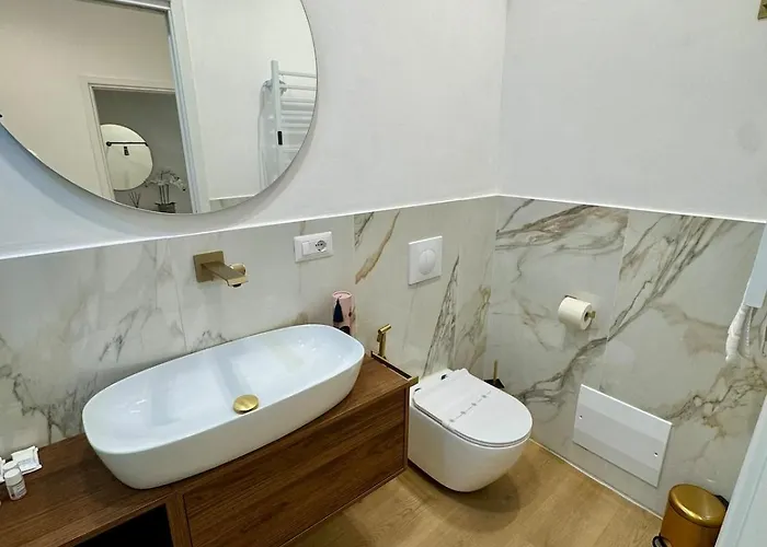 Scala 37 Interno 2, Trastevere, *